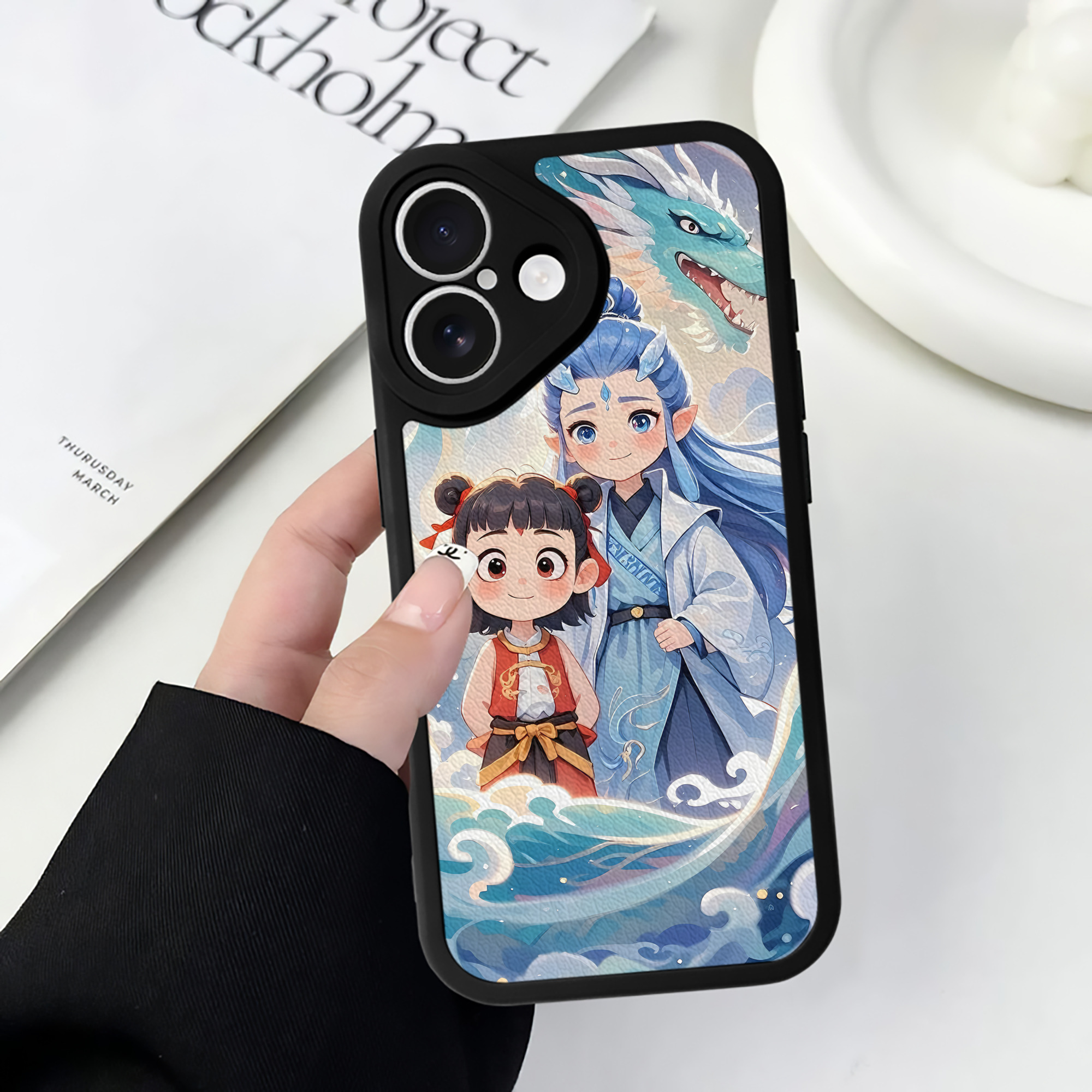 （画像用） Ne Zha 2 ナタ 魔童の大暴れ 【iPhone 16シリーズ対応】シリコンスマホケース（レザー調） 材質：シリコン